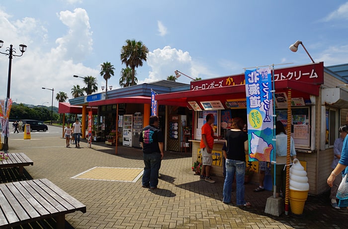 屋外のテイクアウトコーナーでは、ソフトクリームが人気！