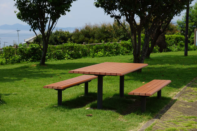 テーブル付きのベンチで食事休憩ができます。