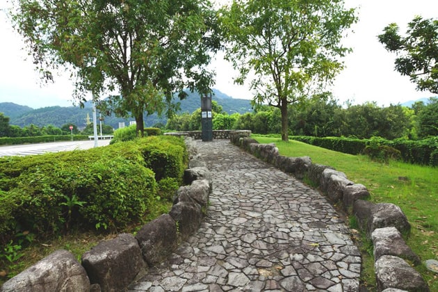 この石畳を進んでいくと、この土地の山々を紹介する塔があります。