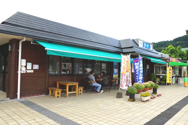 屋根付きのベンチで休憩ができますよ。