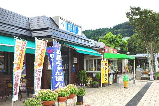 外の売店は、ソフトクリーム、カレーパンが人気です。