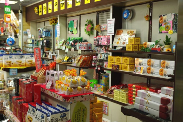売店は、地元のお土産がたくさん置いてありますよ。
