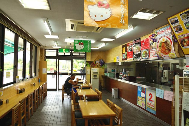 スナックコーナーは、カレー、ラーメン、うどんなどが評判のメニューです。