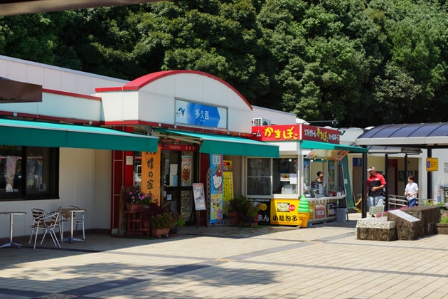 多久西パーキングエリア建物周辺です。