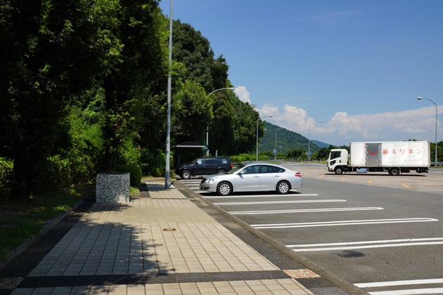 駐車場内は、他の車や人に気を付けましょう。