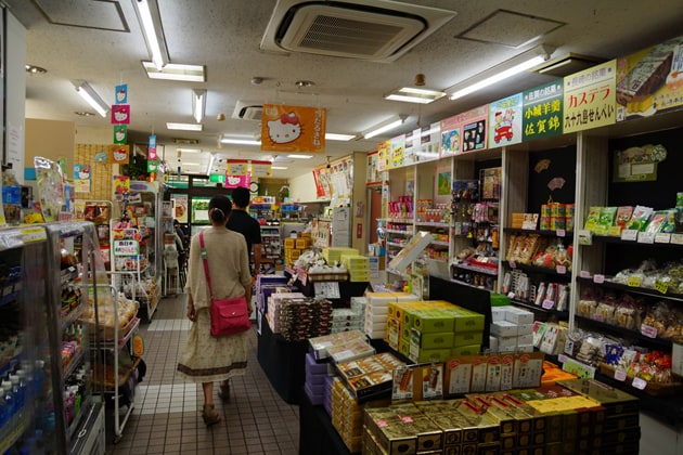 売店では地元の人気名産品などを販売していますよ。