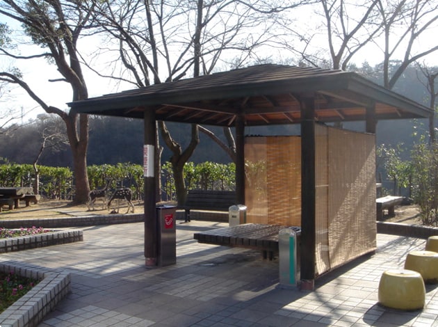 公園内には、あずまやが設置されています。