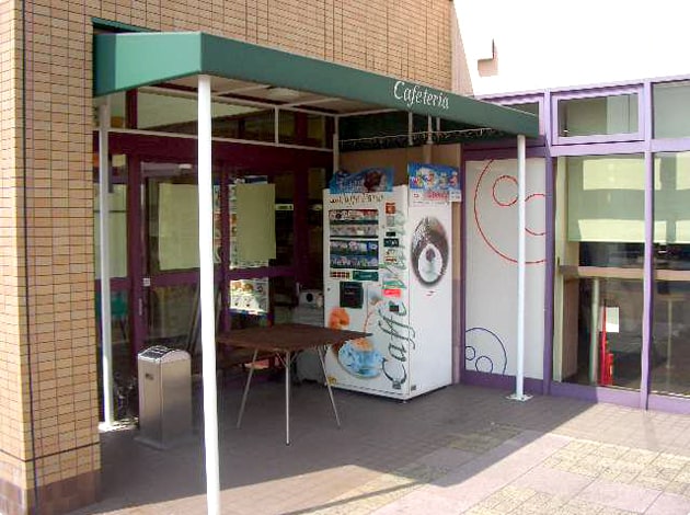 狭いですが、屋根付きのカフェテリア。