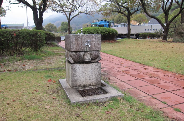 不思議な形の水飲み場が設置されていますよ。