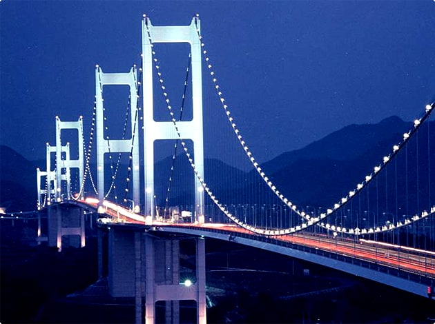 来島海峡大橋の夜景。