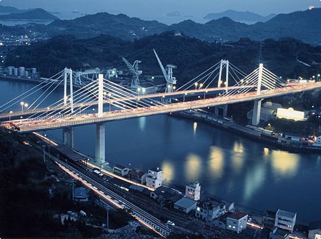 尾道方面から見た新尾道大橋の夜景。