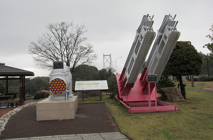 因島大橋の鋼鉄部材模型。記念に一枚撮っていきましよう。