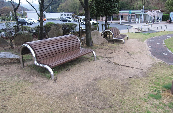 ベンチで思いっきり背中を伸ばしましょう。