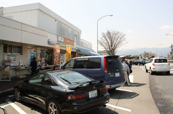 横に長いパーキングエリア。常に、賑わっています。