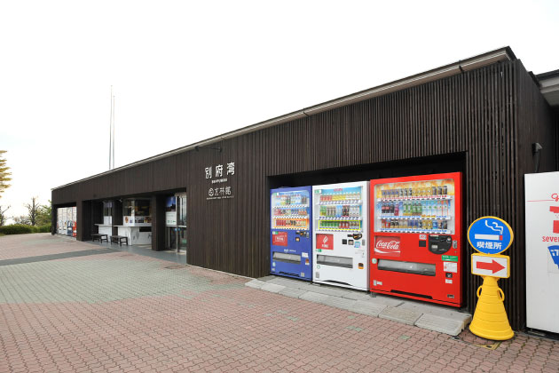 お土産が揃う「玄林館」。こちらは上り線側。