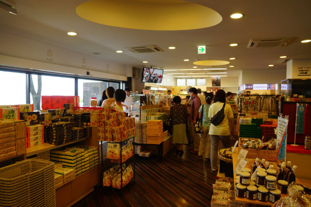 「玄林館」内のお土産コーナー。見ているだけで楽しい空間です。