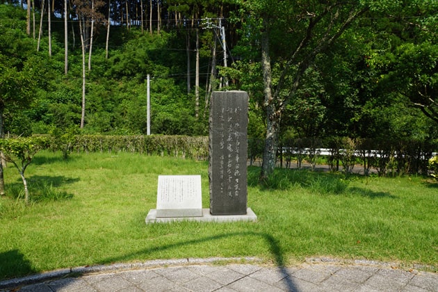広瀬淡窓が書いた詩の石碑の周りは、少し緑地になっています。