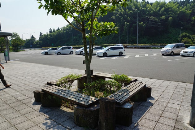 天気の良い日は、外のベンチが気持ち良いですね。