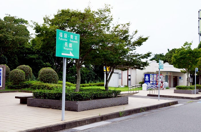 緑の木々に囲まれた静かな休憩所です。