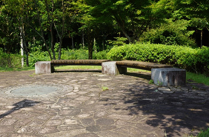 階段を上っていくと、小さな広場が。ベンチも設置してありますよ。