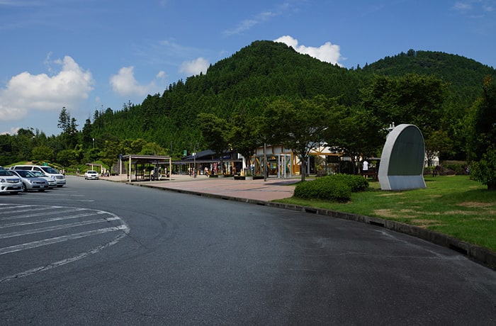 建物の後ろにも雄大な山々が。わんこと一緒にリフレッシュしましょう！