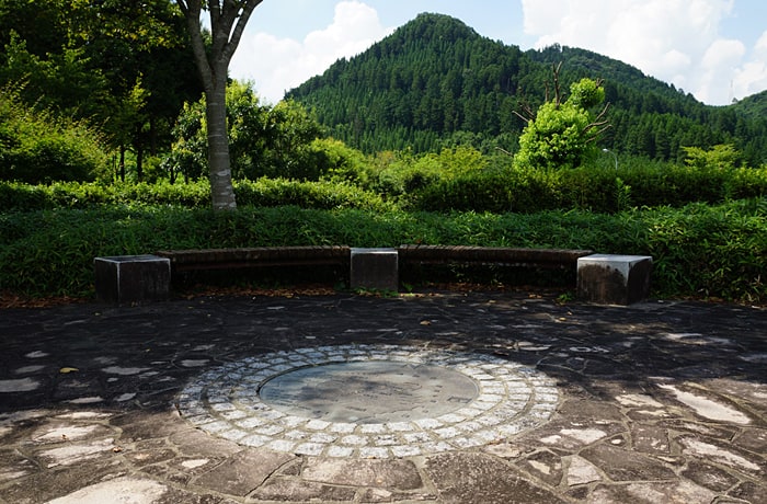 階段を上った先には、ちょっとした広場とベンチがありますよ。