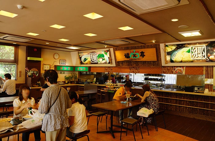フードコートでうどん・そばや、だんご汁が購入できます。（建物内にわんこは入れません）