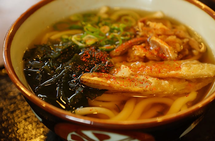 人気の「牛肉ごぼう天うどん」。おそばもありますよ！