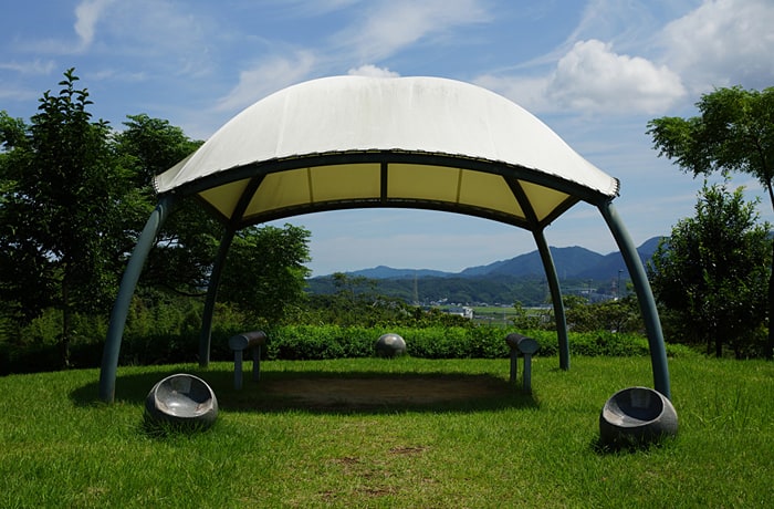 緑地を歩いて行くと、ドーム型の休憩場所が。こちらから眺望できる景色もきれい！