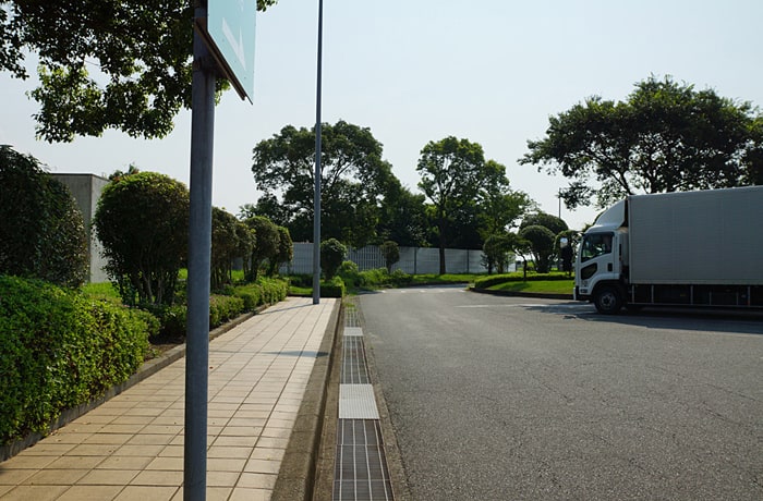 出口側の通路。狭いので、歩く時は注意が必要です。