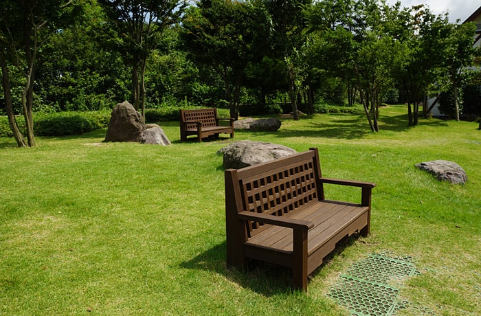 ゆっくり休めるベンチがあります。木陰もあって過ごしやすい！