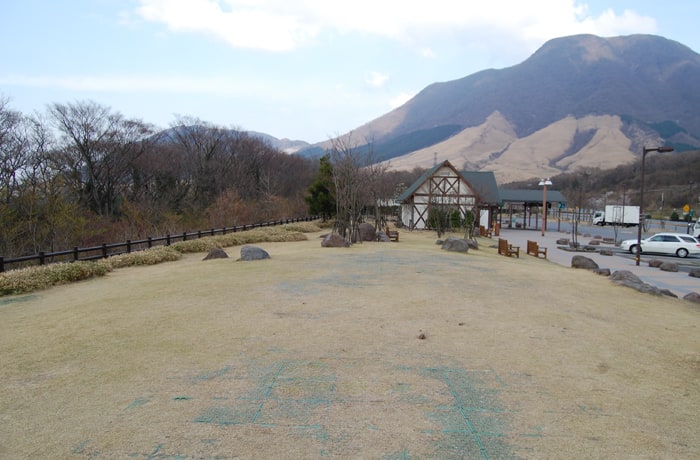 広々とした緑地があります。