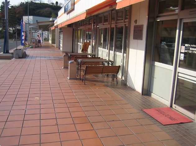 建物前のテラス席はこちら。