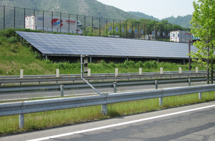 地球にやさしい、太陽光発電の設備があります。