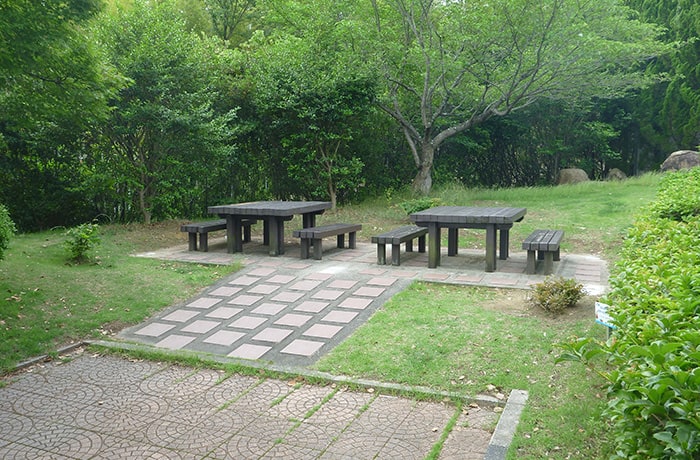 緑地にはテーブル付きベンチが設置してありますよ。