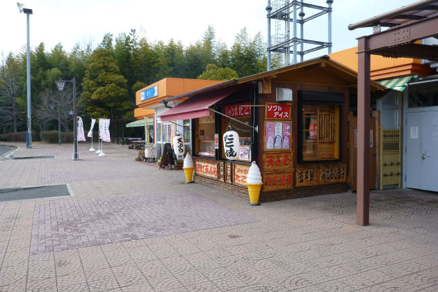 ソフトクリームやたこ焼きがテイクアウトできますよ！