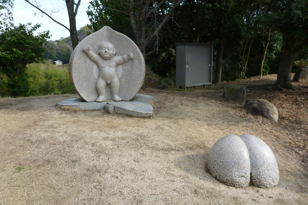 緑地内にある、桃太郎のモニュメント。