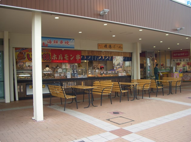 売店前にも、ベンチが設置されていますよ。
