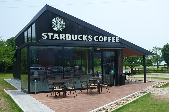 スターバックスコーヒーにもテラス席がありますよ。