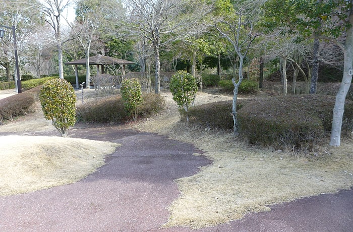 遊歩道の先には小さな緑地とあずまやがあります。