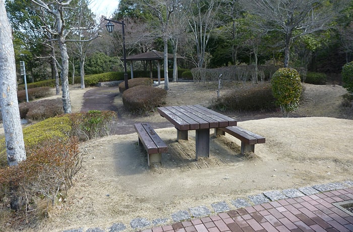 緑地には、あずまやとベンチが設置されていますよ。