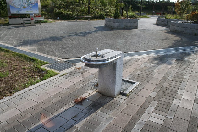 人間用ですが水飲み場があります。わんこへの水分補給もできますね。