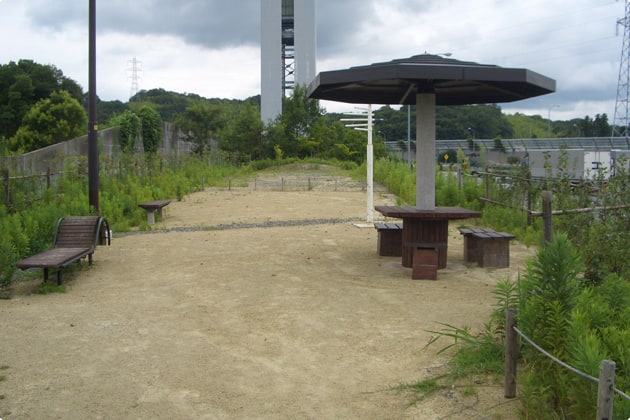 あずま屋があります。