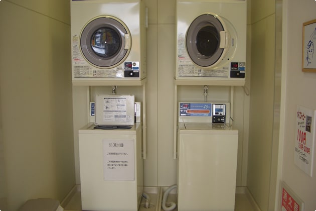 シャワーステーションにはコインランドリーがあります。