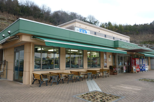 建物前のテラス席。食事休憩ができますね。