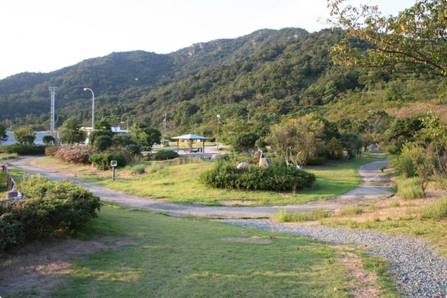 隣接して、広々とした石庭公園が広がります。