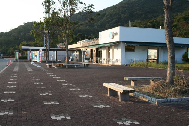 建物周辺にも、ベンチが点在しています。