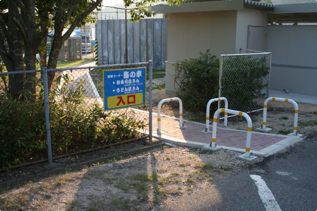 上下線をつなぐ連絡通路（歩行者専用）があり、下り線側へ行くことができます。