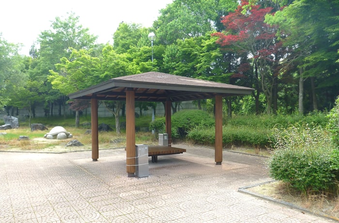 あずまやとベンチがあります。休憩に良いですね。