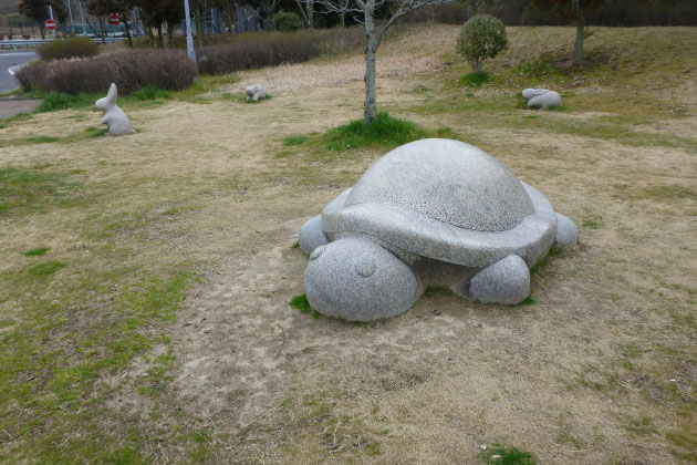 緑地にある、うさぎとかめのモニュメントです。
